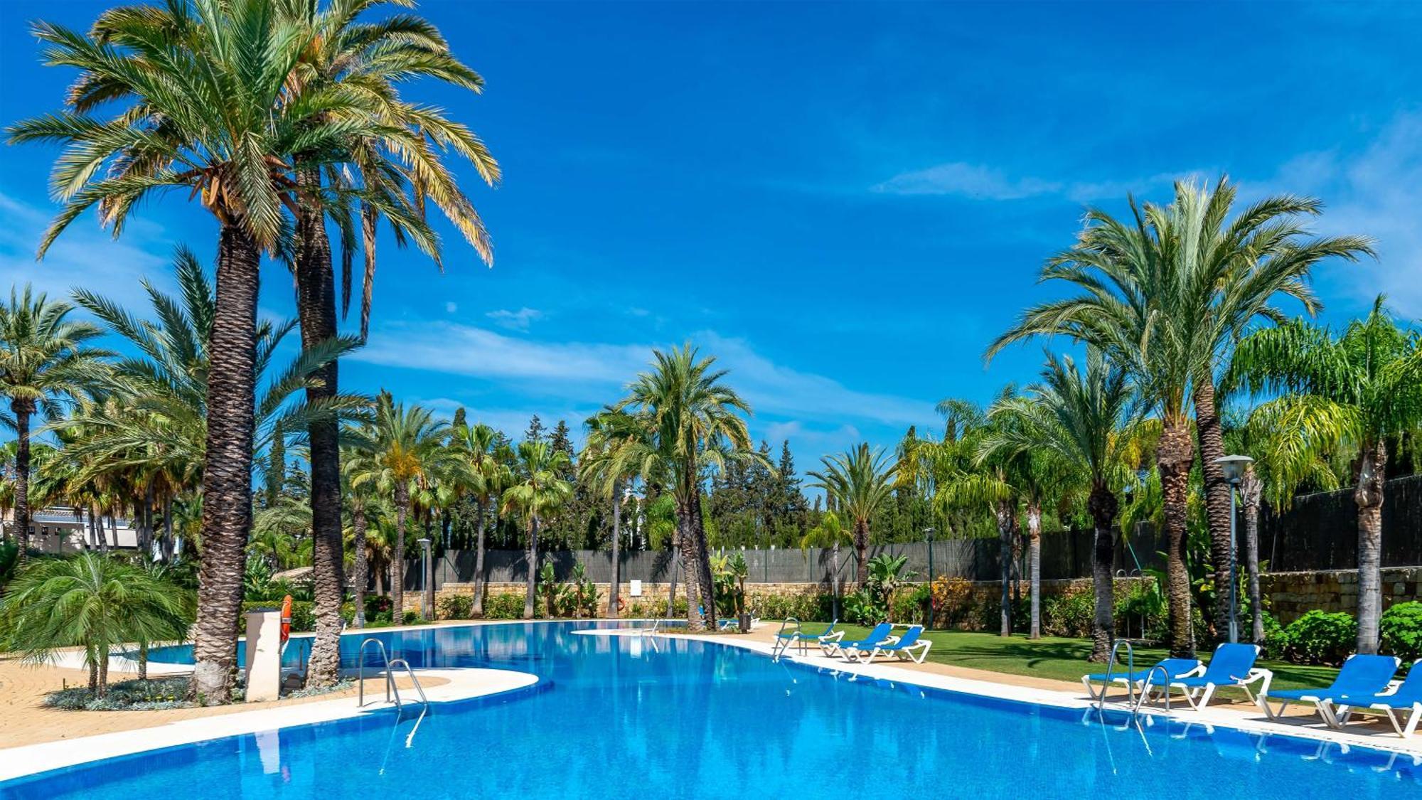 Apartment Vacation I Private Heated Swimming Pool, Walking Distance To Puerto Banus, Security 24-7, Bbq, Wifi *