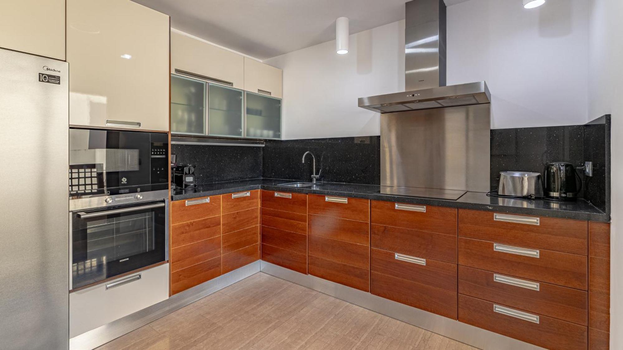 Apartment Vacation I Private Heated Swimming Pool, Walking Distance To Puerto Banus, Security 24-7, Bbq, Wifi *