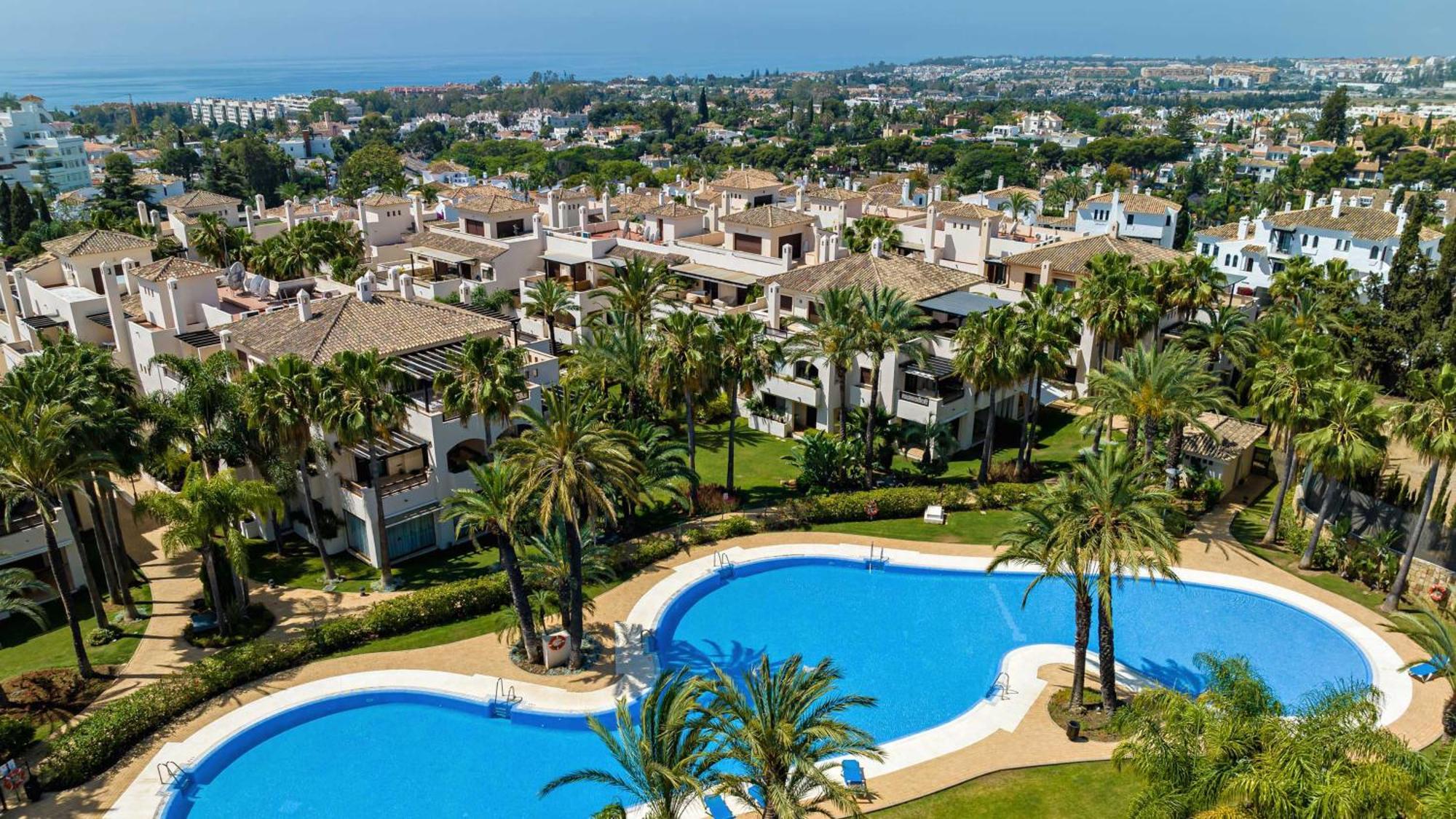 Apartment Vacation I Private Heated Swimming Pool, Walking Distance To Puerto Banus, Security 24-7, Bbq, Wifi *