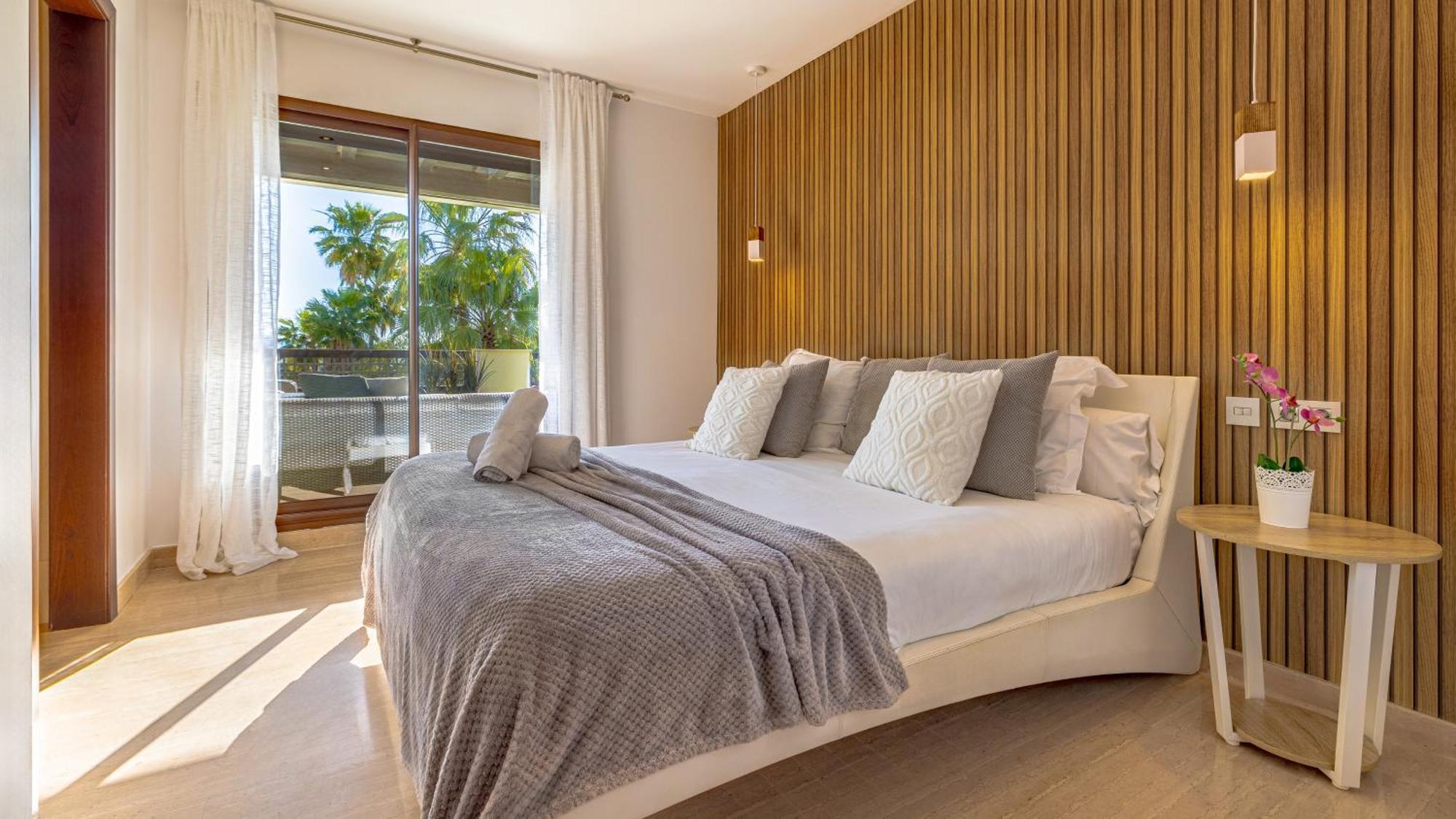 Apartment Vacation I Private Heated Swimming Pool, Walking Distance To Puerto Banus, Security 24-7, Bbq, Wifi *